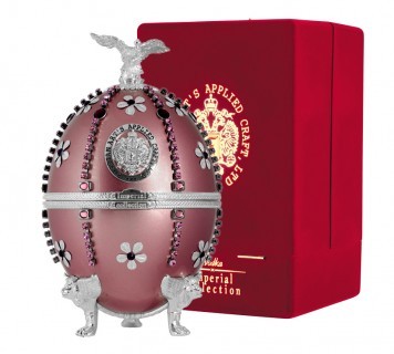 Подарочный набор Графин Императорская коллекция яйцо Фаберже Сиреневого цвета с цепью и цветами (0,7 л) в бархатной подарочной упаковке
